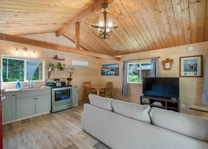 Cozy Cedar Cabin Steps Away From Mt. Rainier