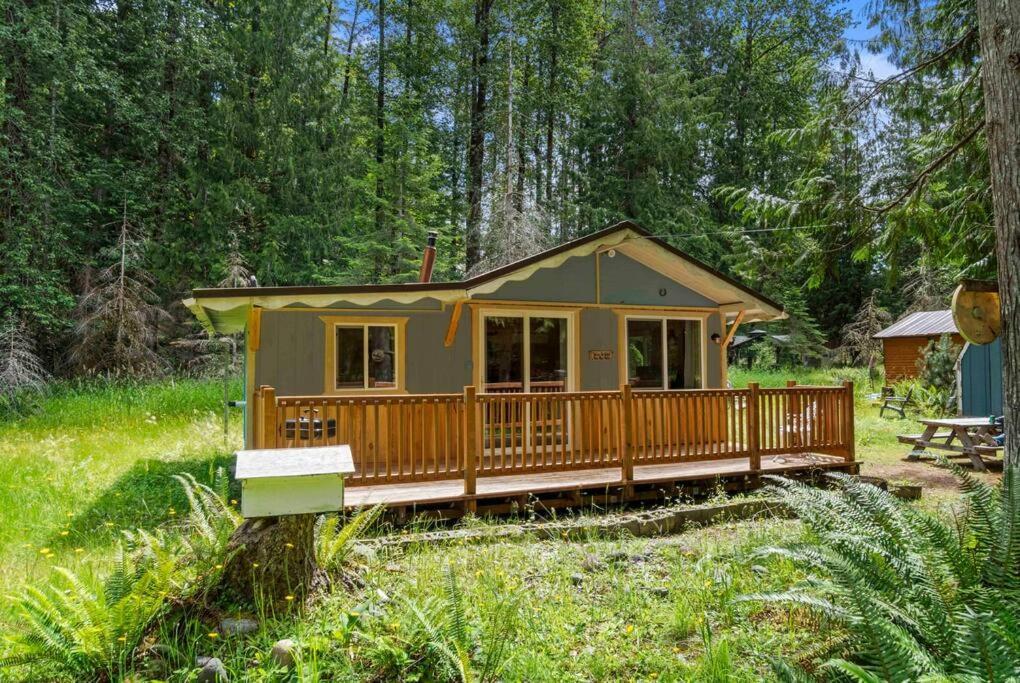 Cozy Cedar Steps Away From Mt. Rainier Holiday home *