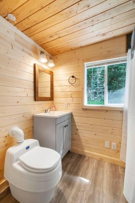 Cozy Cedar Steps Away From Mt. Rainier Holiday home