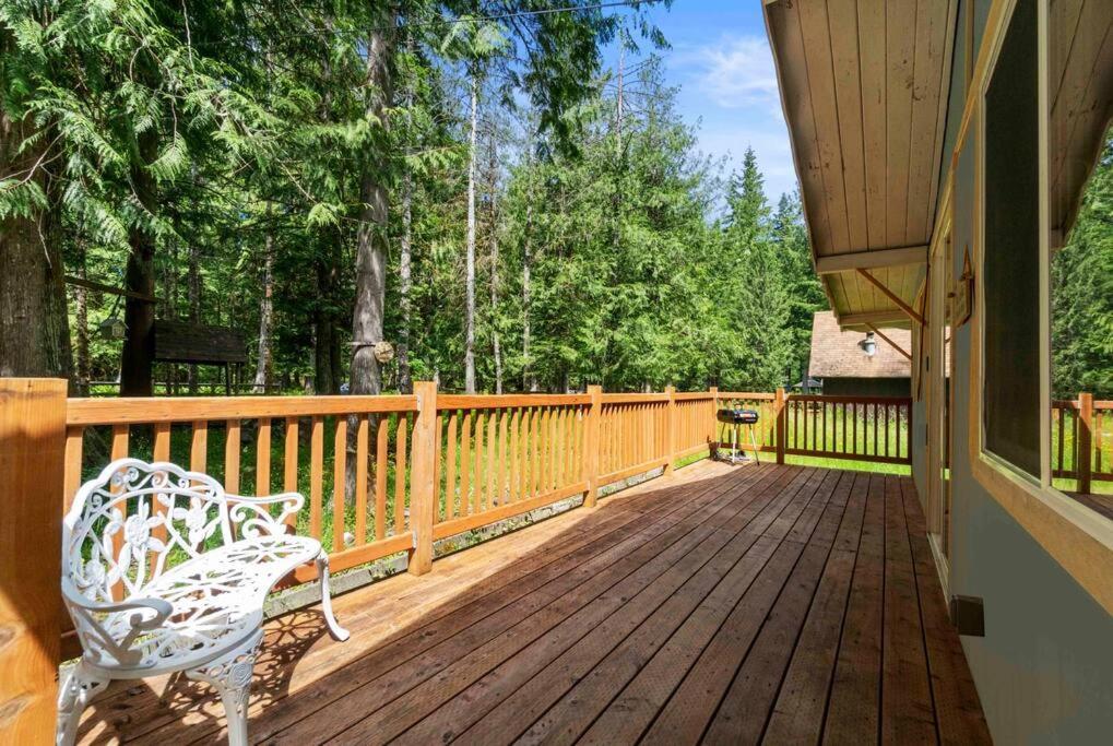 Cozy Cedar Steps Away From Mt. Rainier *