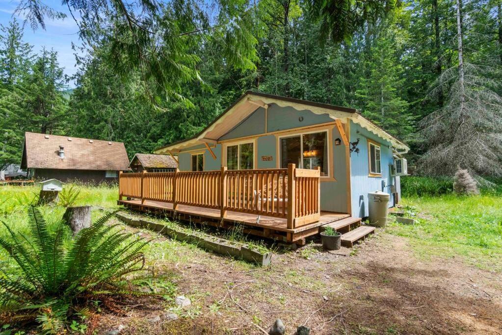 Cozy Cedar Steps Away From Mt. Rainier Ashford