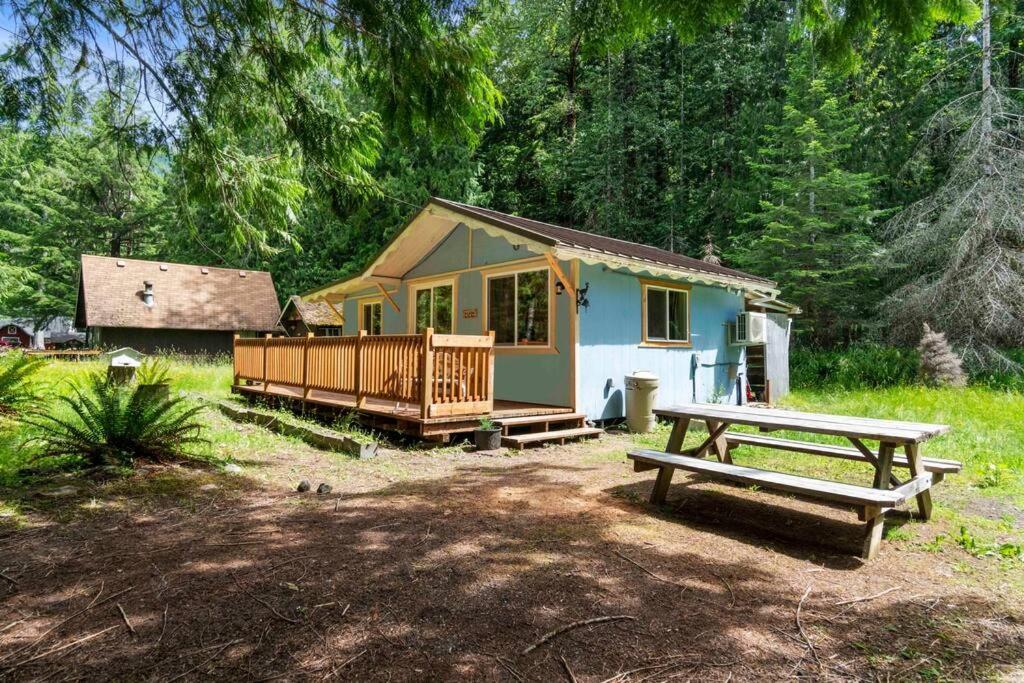 Cozy Cedar Steps Away From Mt. Rainier Holiday home *