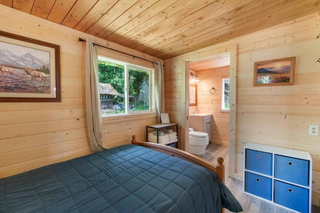 Cozy Cedar Steps Away From Mt. Rainier