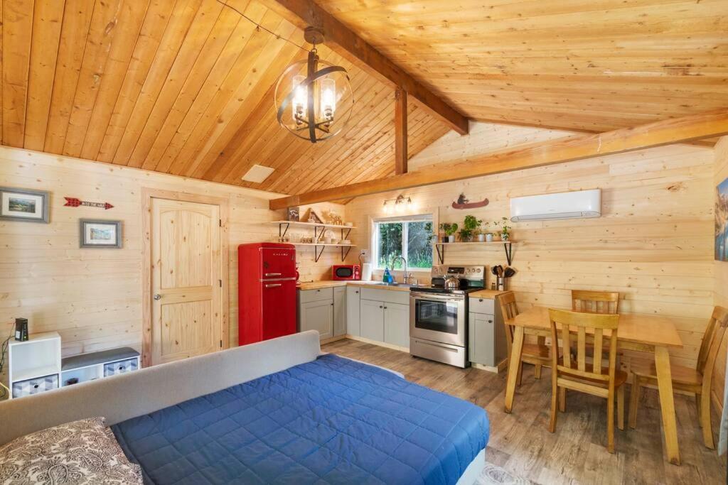 Cozy Cedar Steps Away From Mt. Rainier Holiday home Ashford