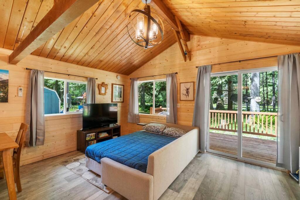 Cozy Cedar Steps Away From Mt. Rainier