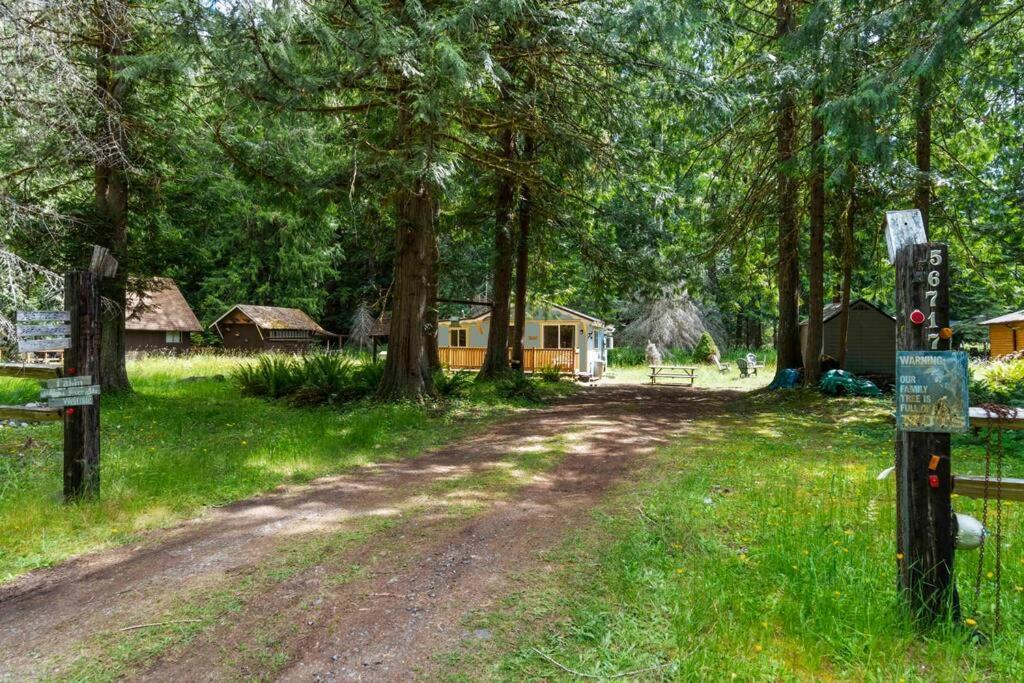 Cozy Cedar Steps Away From Mt. Rainier Holiday home